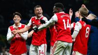 Arsenal bay cao với lối đá đẹp và máu lửa